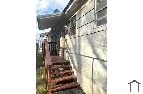 Building Photo - 1108 Hall St #A