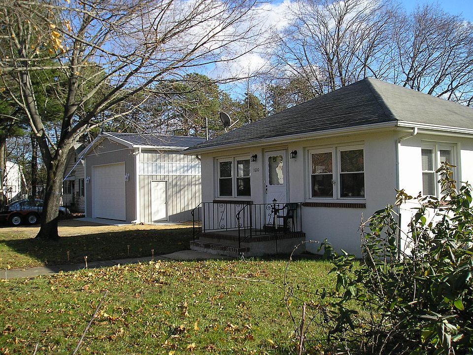 House & 24' x 38' pole barn