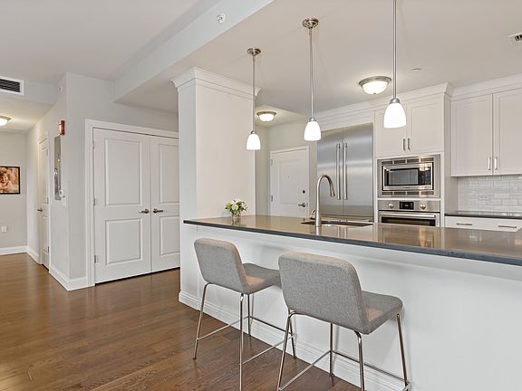 MGBarry-10 Byron Pl [unit 403]-05.JPG