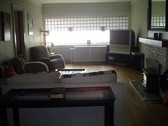 Living room w/fireplace