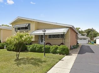 664 N Willow Rd, Elmhurst, IL 60126