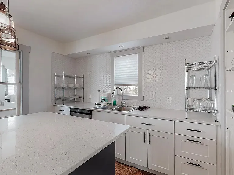 221 Girard Blvd SE #1F — Photo 13