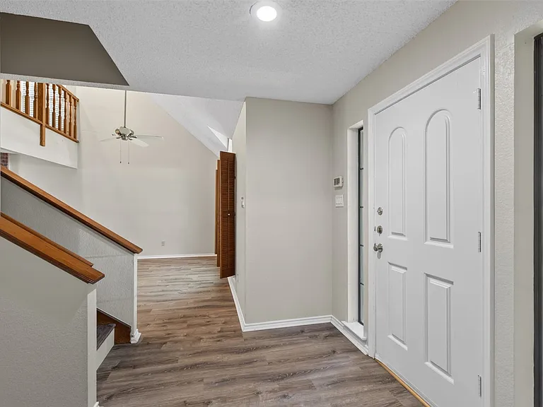 1009 W Winding Creek Dr — Photo 2