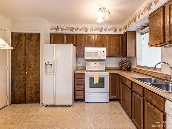 4th image of 2507 Meade Ct