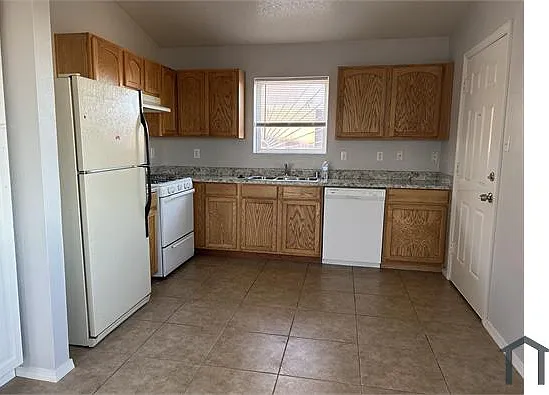 3 bed, 1360 sqft, $2,100 — Photo 4