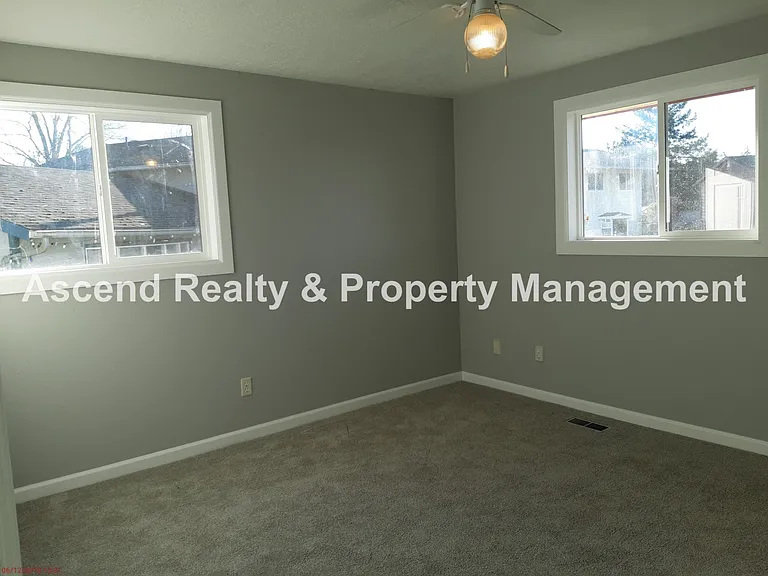1114 SW Wright Ct — Photo 11