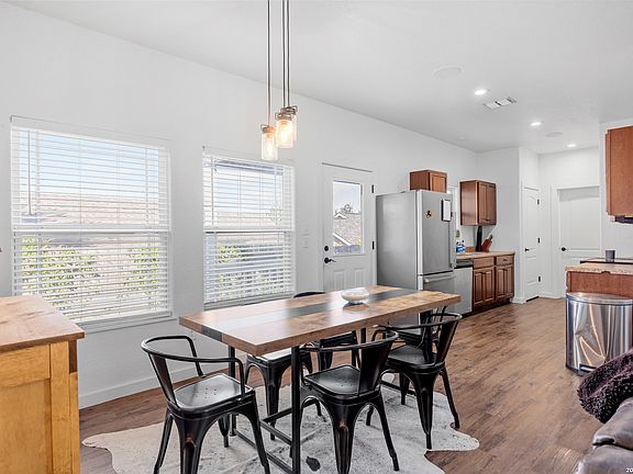 5th image of 129 JASPER LN