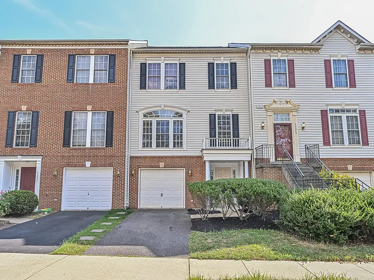 43045 Golf View Dr — Photo 1