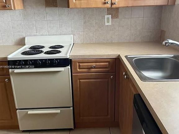 3rd image of 2607 NE 8th Ave APT 49