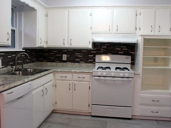 (4) 3909 Parkwood Ln - Kitchen