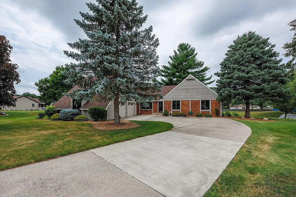 1764 Iroquois Ct photo 1