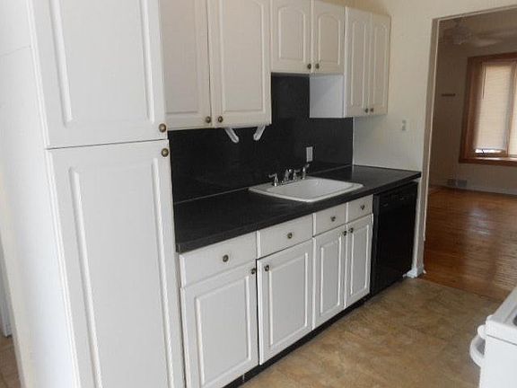 5th image of 832 E Dallas Ave