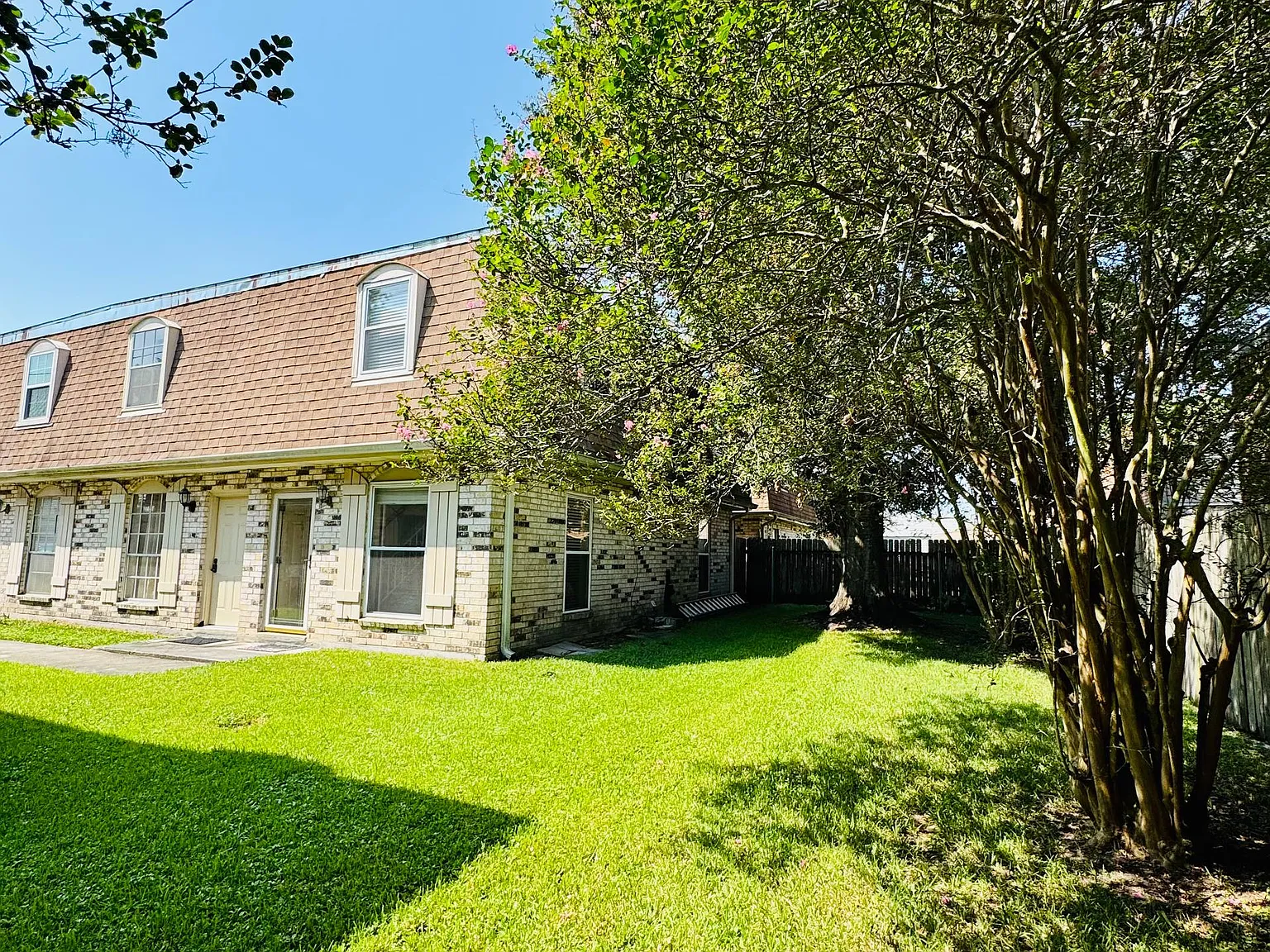 2 bed, 1.5 bath, 1000 sqft, $1,400 — Photo 2