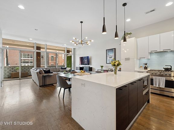 2nd image of 1611 N Hermitage Ave #303