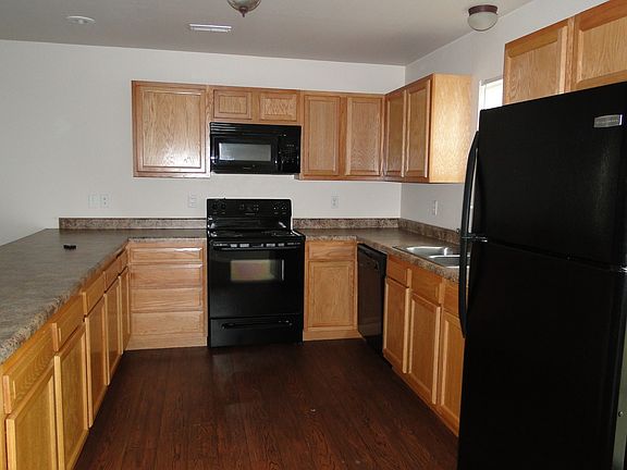 4th image of 100 Daniels Ct #C