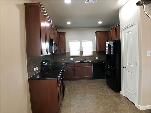 4th image of 912 Alamo Plaza Dr