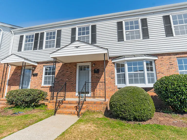 2200 Williamsburg Dr #24 — Photo 1