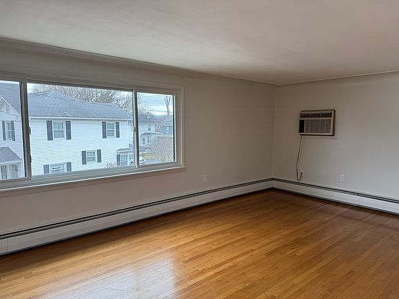 5th image of 307 Warren St