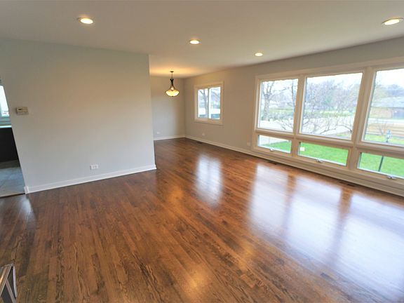 5th image of 370 Norman Ct