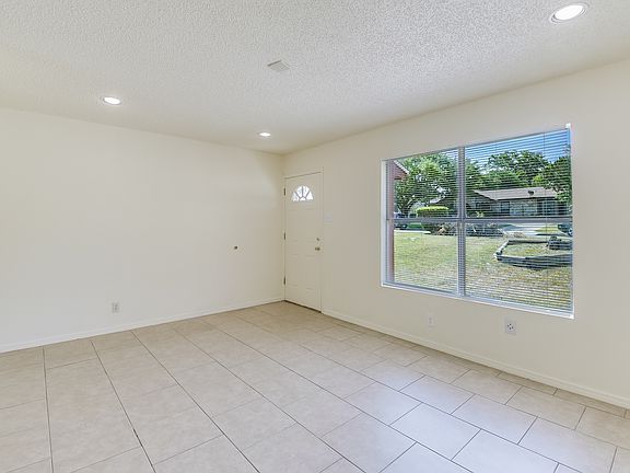 3rd image of 7505 Valley Oak St