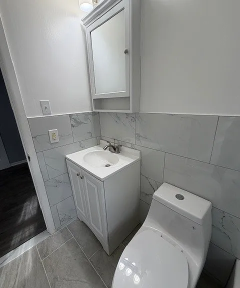 16 Silkman Pl #2R — Photo 6
