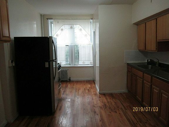 4th image of 2304 Atlantic Ave APT 3L