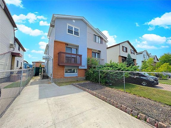 2nd image of 300 Travis Ave
