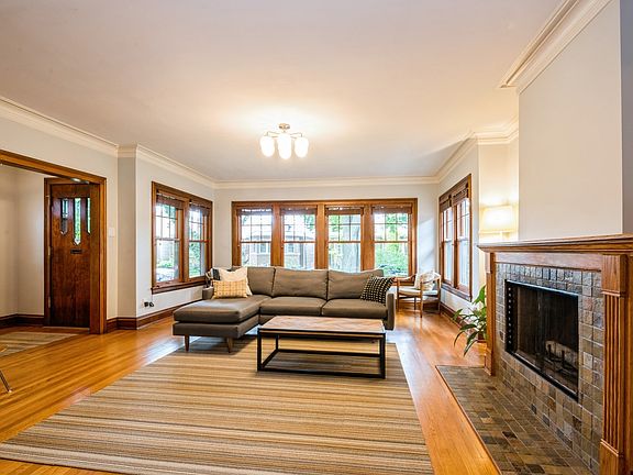 3rd image of 6117 N Maplewood Ave
