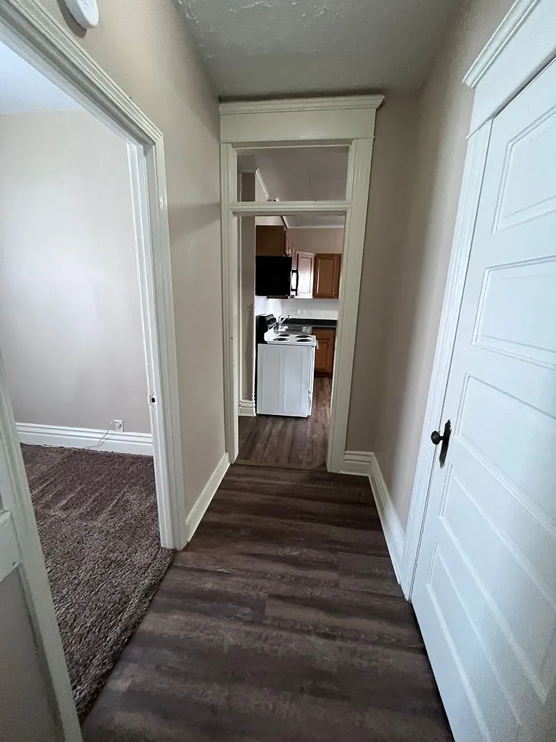 114 W Creighton — Photo 2