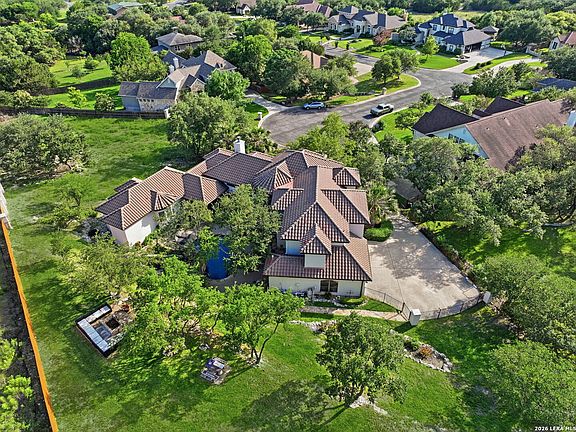 3rd image of 7805 Colonial Woods