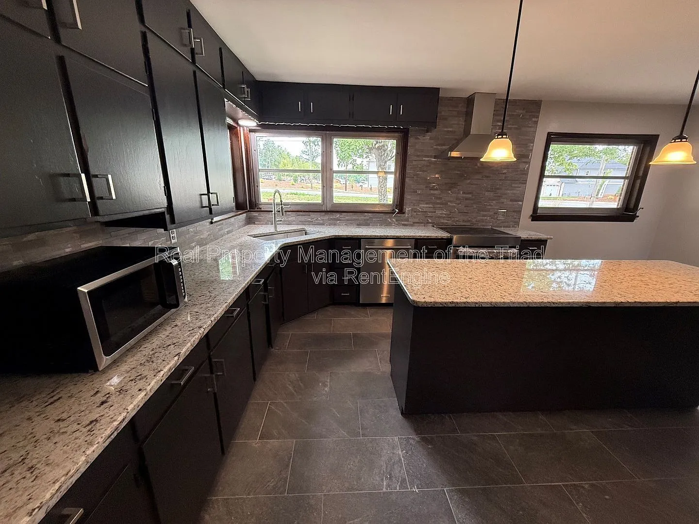 3 bed, 2.0 bath, 2400 sqft, $1,995 — Photo 4