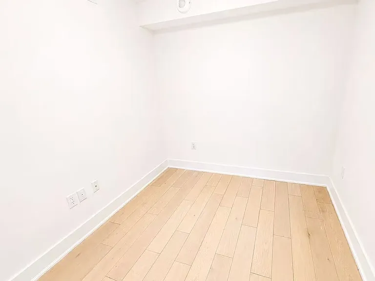 955 Bay St #1001 — Photo 11