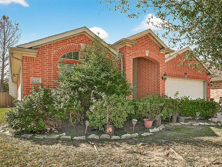 1214 Wesley Dr — Photo 4