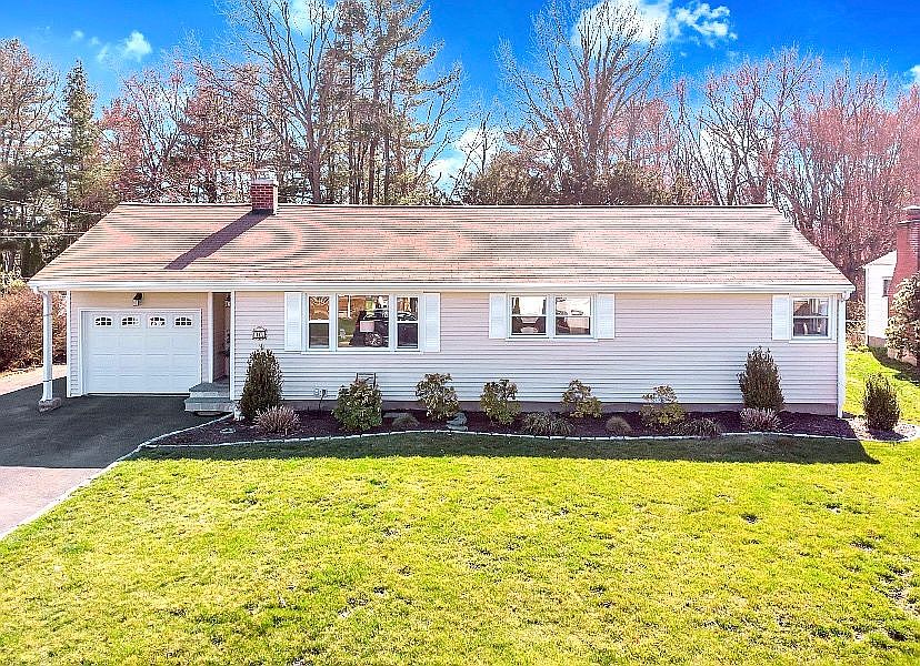 1st image of 16 Meadow Park Dr