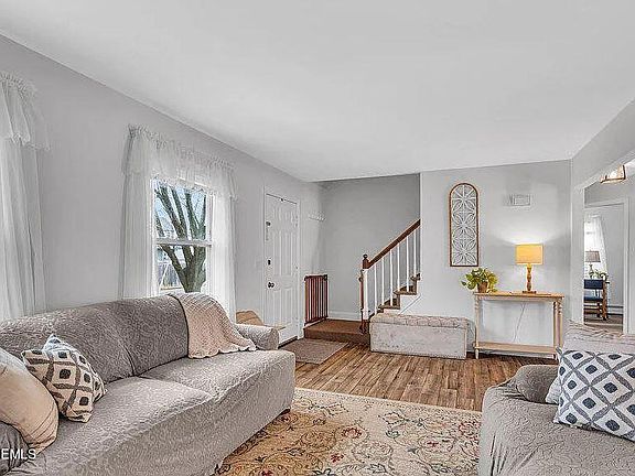 5th image of 662 Beachwood Avenue