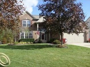 712 Hidden Creek Dr, South Lyon, MI 48178