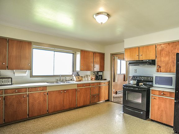 Spacious Kitchen 