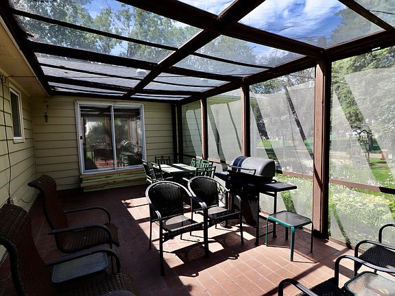 5th image of 330 Parkview St