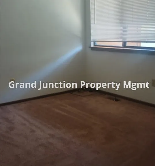 384 E Valley Cir #B — Photo 7