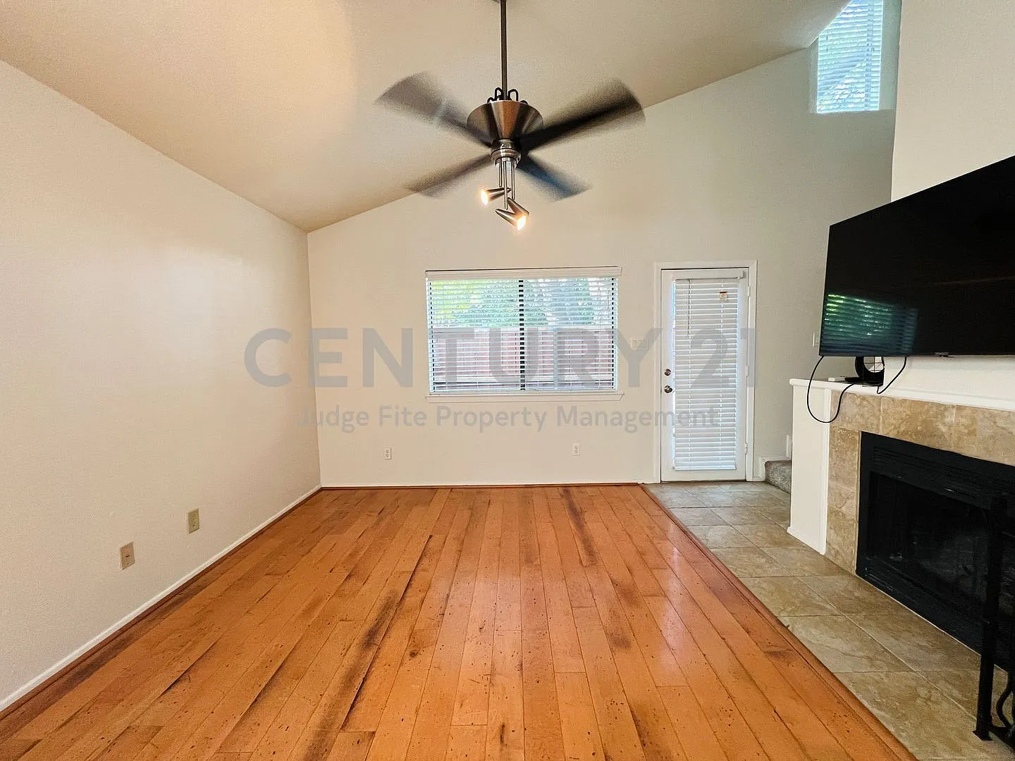 **Leasing Special - $300.00 Off Your 2nd Month's Rent Tastefully Updated 2-Story 2/2 Townhome For... — Photo 3