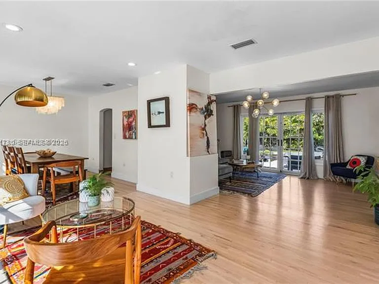 1875 Alamanda Dr #1875 — Photo 6