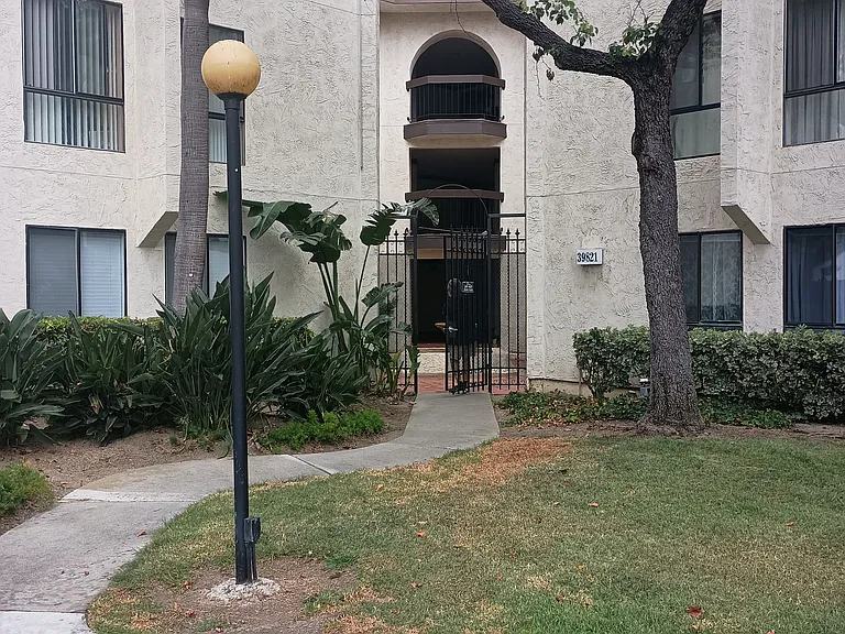 Entrance to Building 8 from the inner courtyard.