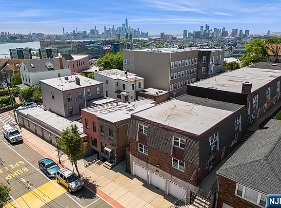 5th image of 161 18th St APT 3C