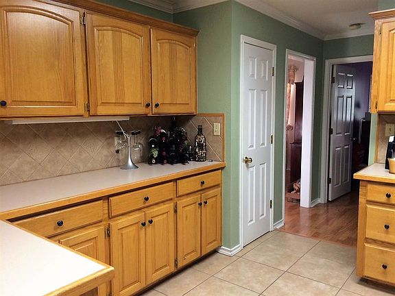 5th image of 15 Stoneridge Cir