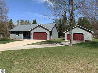 3865 Driftwood Dr, Cadillac, MI 49601