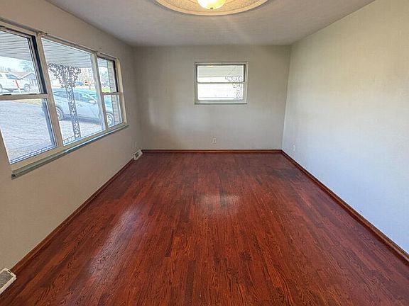 3rd image of 1117 E Jackson Blvd