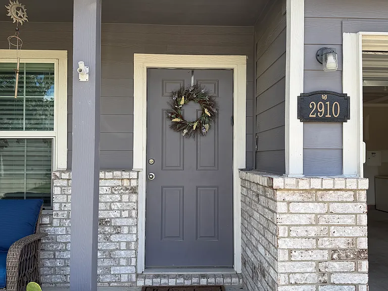 2910 Acacia Dr — Photo 3