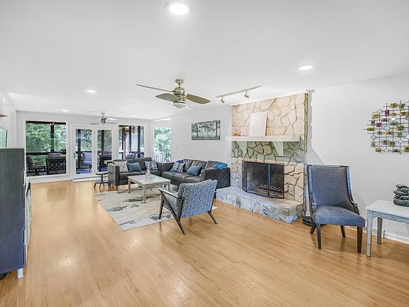 2nd image of 8 Sugarberry Dr
