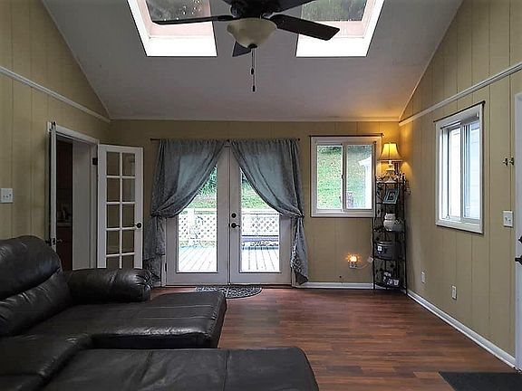 4th image of 1305 Beechwood Dr NE