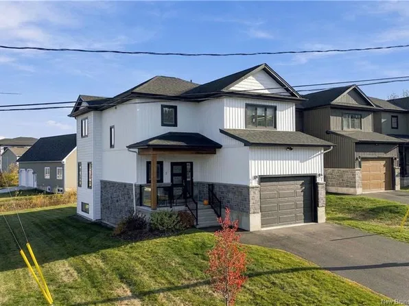 5 Viewpoint Cres, Fredericton, NB E3B 5G9